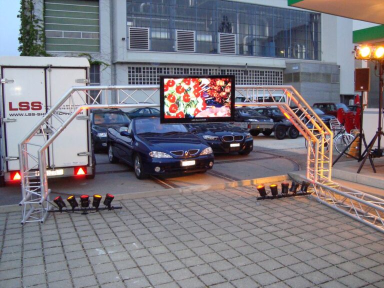 LED-Screen auf Traversenportal mit LSS-Logo
