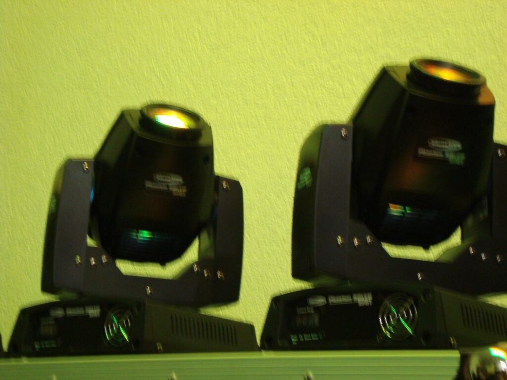 Zwei Moving-Head-Scheinwerfer