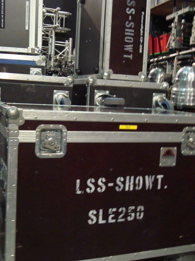 Flightcase mit der Aufschrift LSS-SHOWT.
